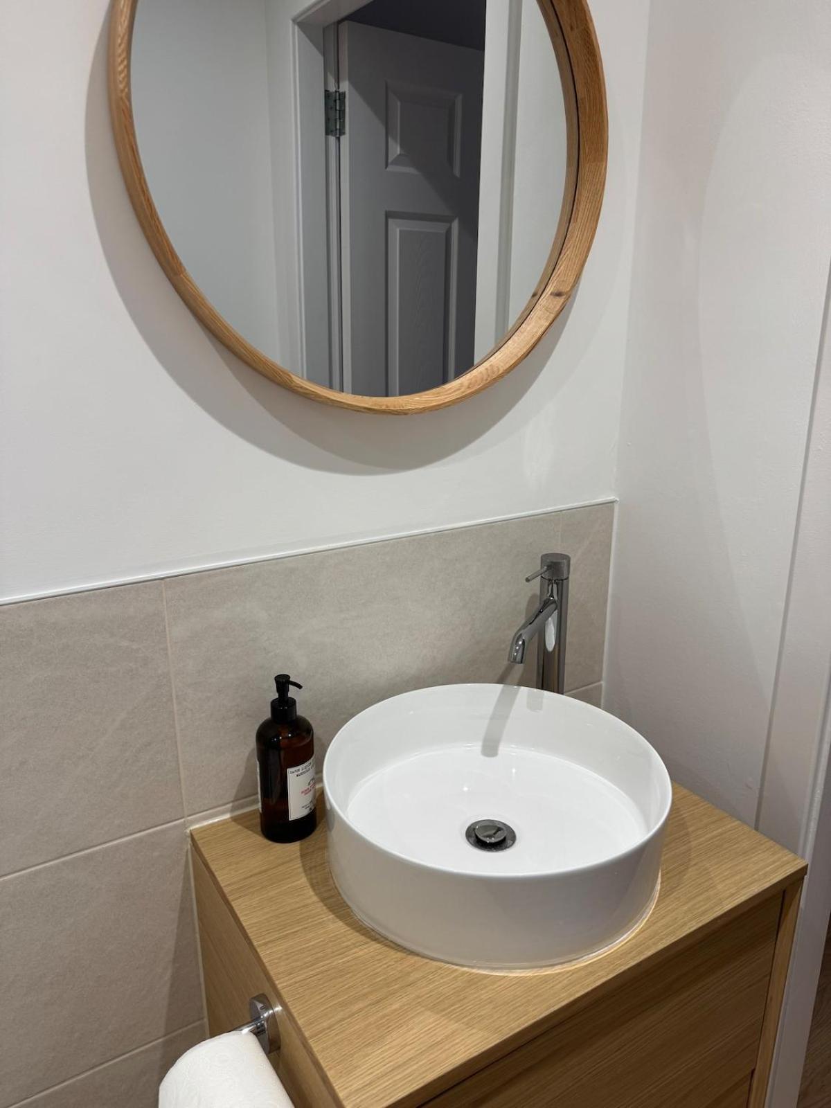 Spacious & Modern Garden Apartment Bearsden
